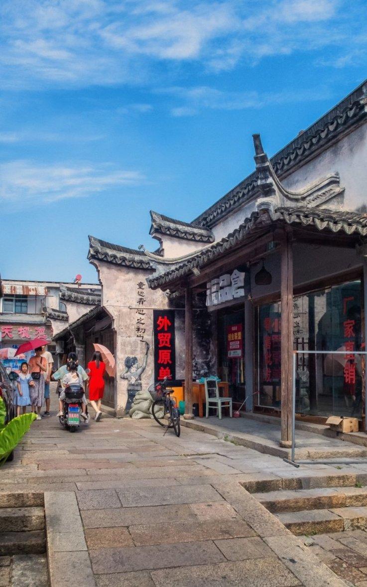我想搬过去和男朋友在一起他说我们都没定亲结婚呢他说别人嘲笑我 让我女孩子自尊自爱为什么？游戏画面